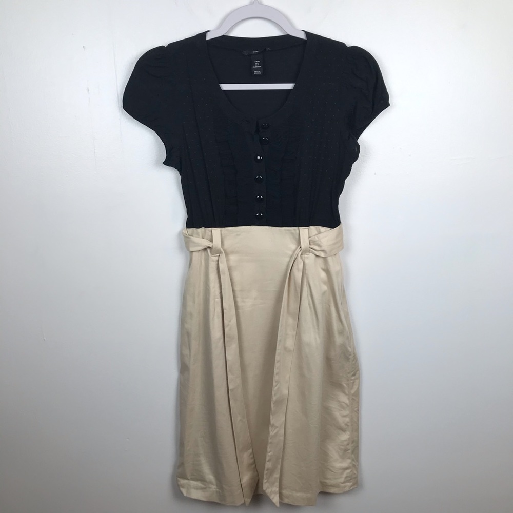 H&M Women Size 4 Black Button Front Cream Belt Side Zip Pleated Dress